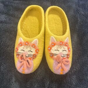 French Knot Kitty Slipper size medium NWOB